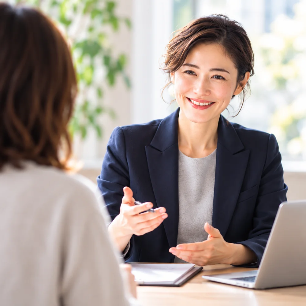 女性カウンセラーが相談を聞くイメージ